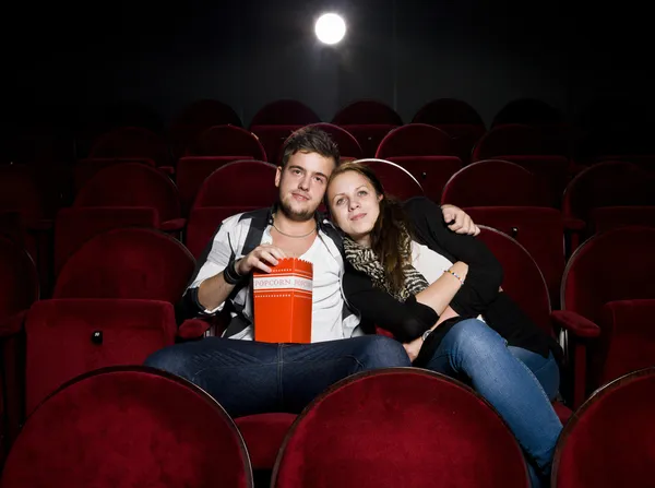 Ungt par på bio — Stockfoto