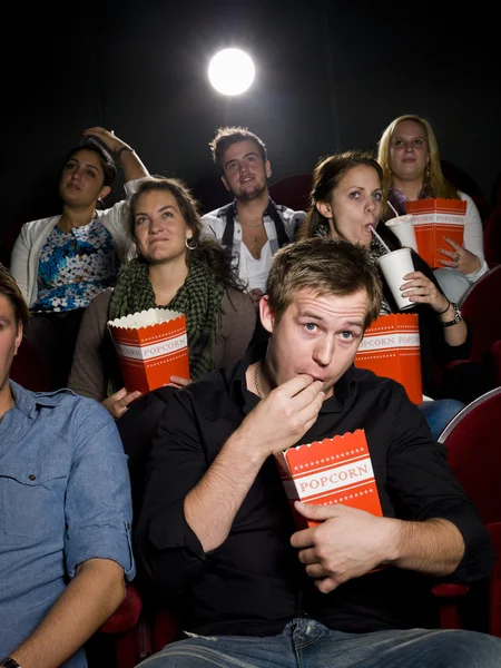 Muž v kině s popcorn — Stock fotografie