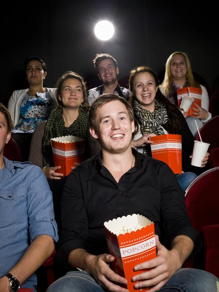 Adam sinemada patlamış mısır ile — Stok fotoğraf