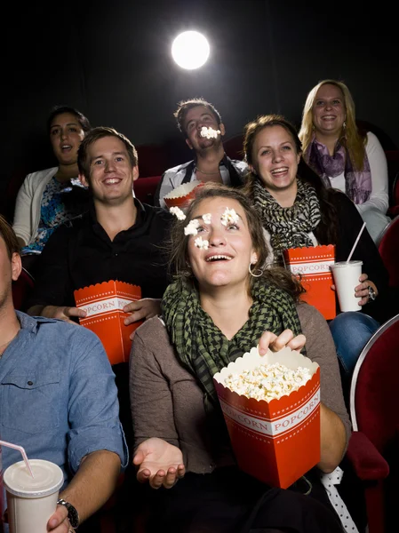 Jíst popcorn v kině — Stock fotografie