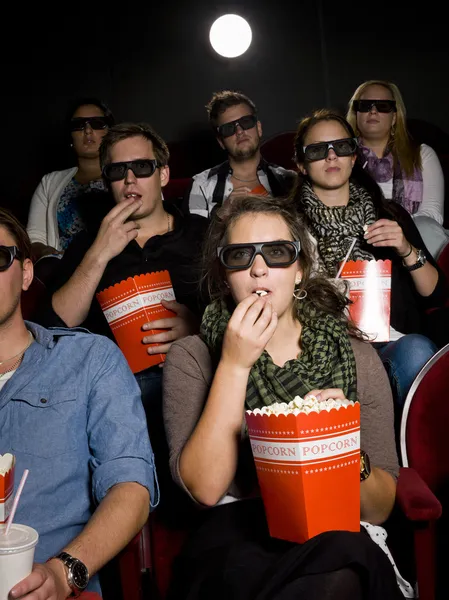 Їсть попкорн у кінотеатрі — стокове фото