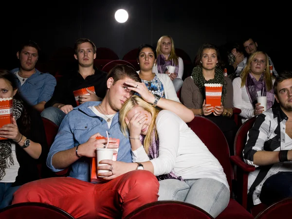 Mladý pár v kině — Stock fotografie