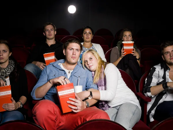 害怕的夫妇在电影院 — 图库照片