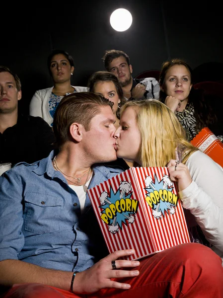 Jeune couple au cinéma — Photo