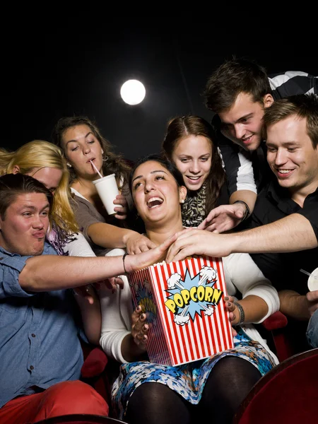 Jíst popcorn — Stock fotografie