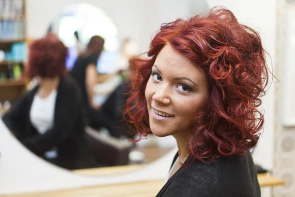 Mulher com cabelo vermelho — Fotografia de Stock
