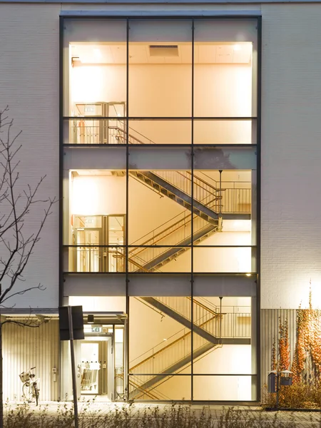 Escaliers dans un bâtiment — Photo