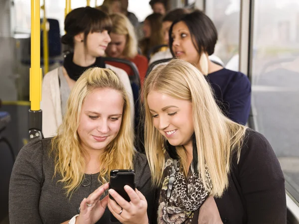 Kvinnor med en mobiltelefon — Stockfoto