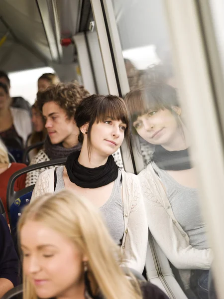 Vrouw op de bus — Stockfoto
