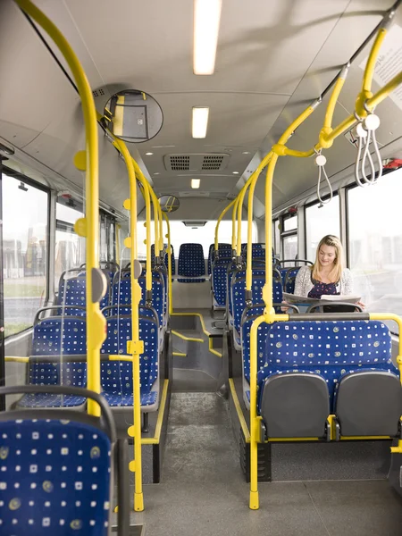 Kadın otobüste — Stok fotoğraf