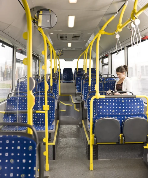 Czytanie w autobusie — Zdjęcie stockowe
