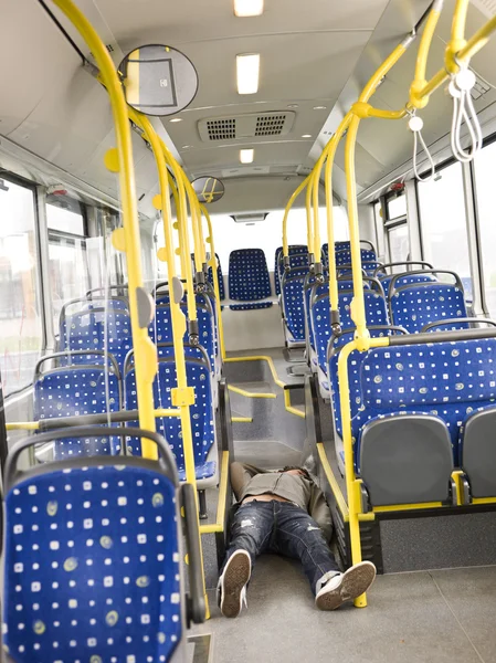 Liggend op de bus — Stockfoto