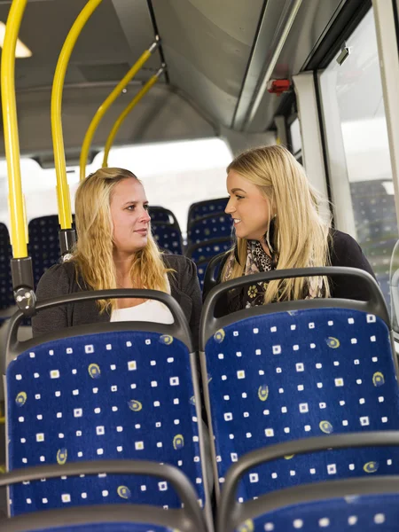 Девушки в автобусе — стоковое фото