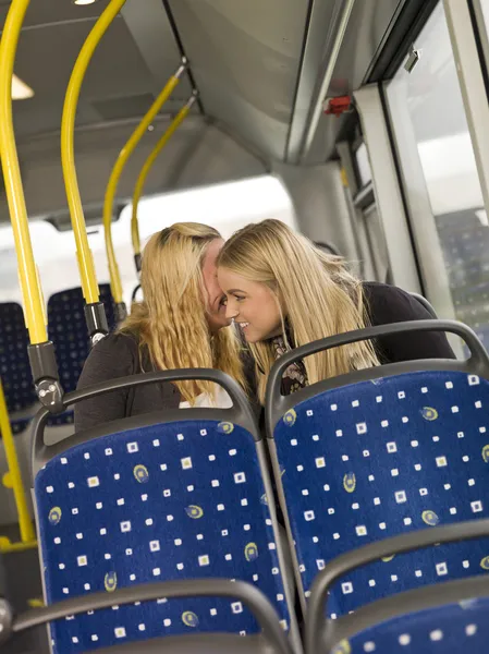 Женщины в автобусе — стоковое фото