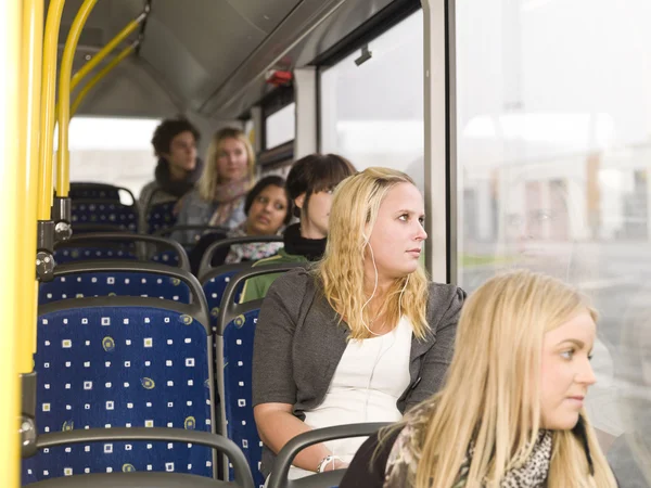 Kobiety w autobusie — Zdjęcie stockowe