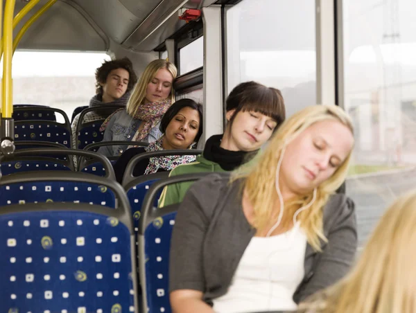 Dormir no autocarro — Fotografia de Stock
