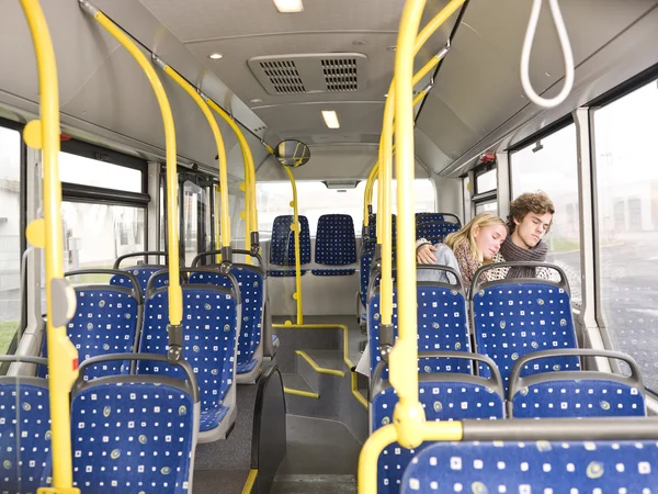 Couple sleeps on the bus — Stockfoto