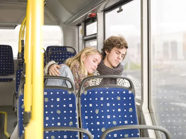 在公共汽车上睡 — 图库照片