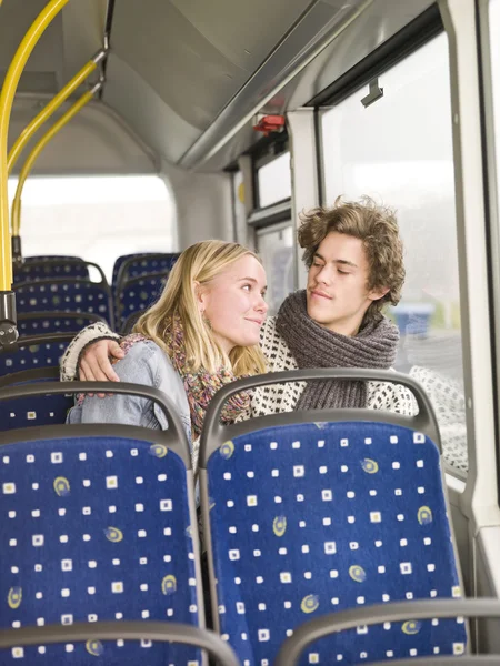 Paar im Bus — Stockfoto