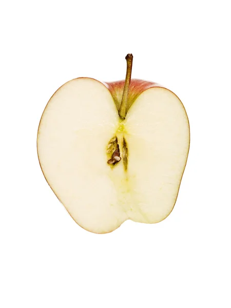 Яблоко разрезают пополам — стоковое фото