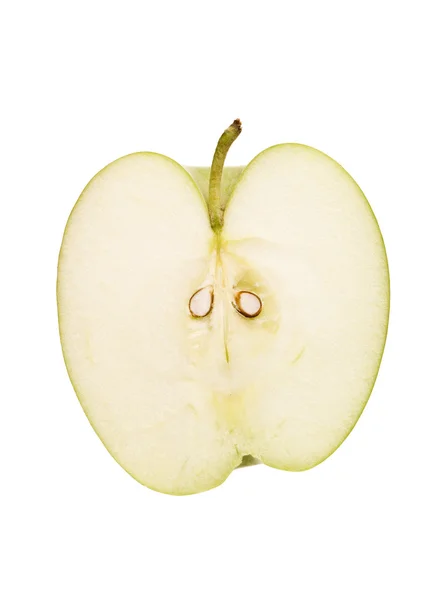 Яблоко разрезают пополам — стоковое фото