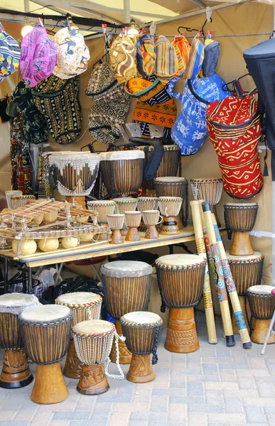 Djembe e artesanato africano — Fotografia de Stock
