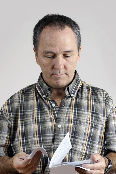 Hombre leyendo guía del usuario — Foto de Stock