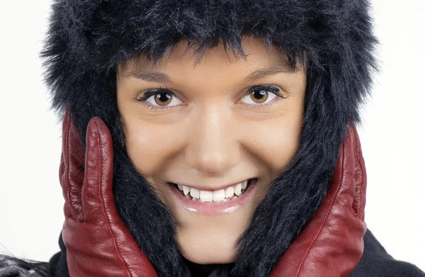 Genç kadın siyah tüylü kış şapka — Stok fotoğraf