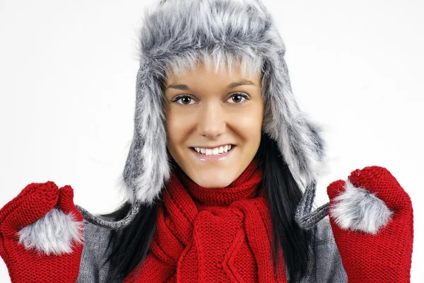 Krásná brunetka v umělé kožešiny zimní čepice — Stock fotografie