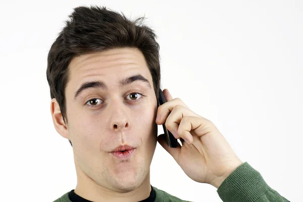 Verrast jonge man op mobiele telefoon — Stockfoto