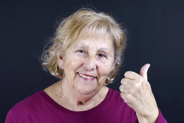 Donna anziana tenendo i pollici in alto — Foto Stock