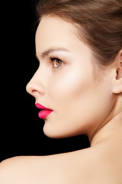 şehvetli kadın modeli moda parlak pembe dudakları makyajlı. moda portre