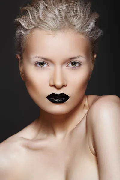 Modelo de mujer con maquillaje de moda, gloos labios negros, sombras blancas —  Fotos de Stock