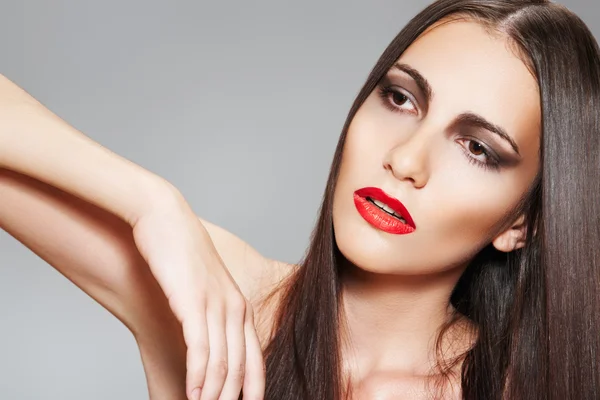 Modelo de mulher com lábios vermelhos. Penteado de moda com cabelo feminino longo liso — Fotografia de Stock