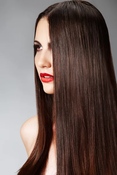 Kobieta model z czerwonymi ustami. moda fryzury gładkie włosy długo kobiece — Zdjęcie stockowe