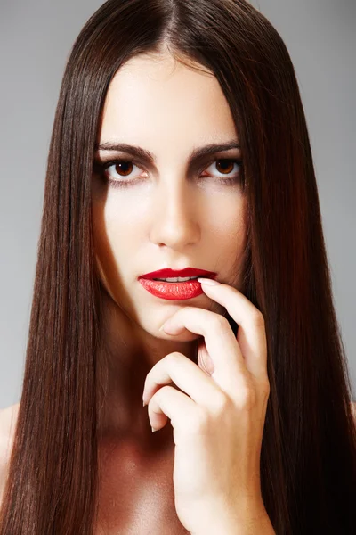 女人模型和鲜红的嘴唇。时尚发型与光滑长女性头发 — 图库照片