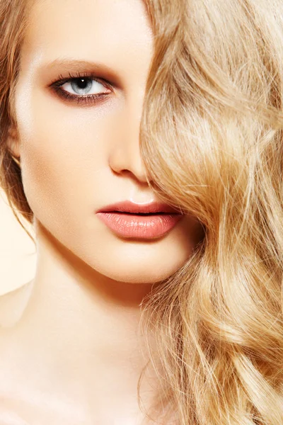 Salute e bellezza. Moda modello donna con capelli lunghi perfetti — Foto Stock