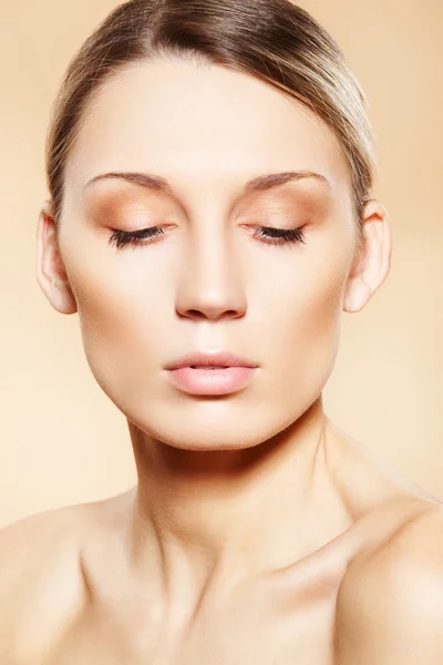 Close-up portret van sexy Kaukasische jonge vrouw met mooie blauwe ogen — Stockfoto