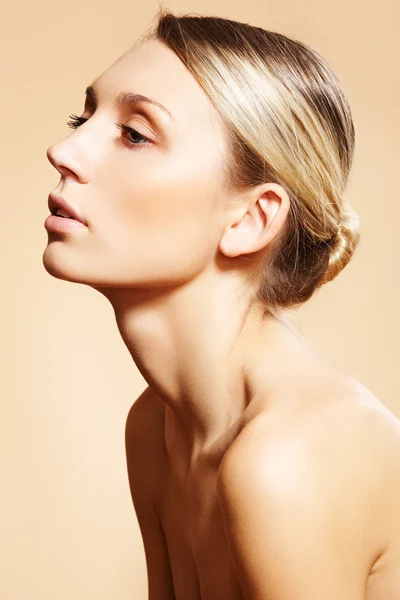 Портрет сексуальной белой молодой женщины. Природная красота с чистой кожей — стоковое фото