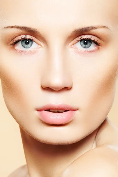 Närbild porträtt av sexiga kaukasiska ung kvinna med vackra blå ögon — Stockfoto