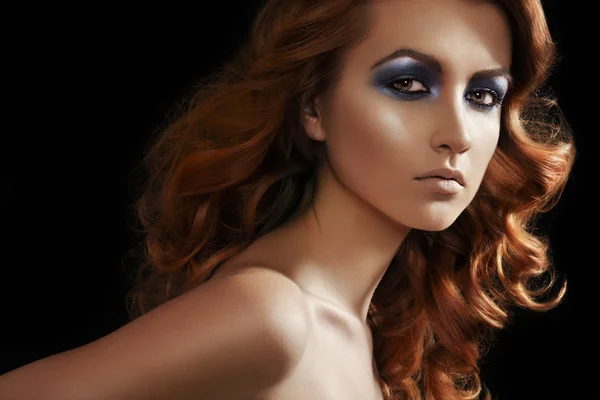 Modelo de mujer de moda con maquillaje de noche brillante, pelo rizado largo brillante — Foto de Stock