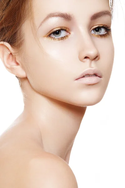Attraente volto donna naturale isolato sul bianco. Pelle pulita — Foto Stock