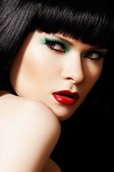 Close-up portret van Kaukasische jonge vrouw met retro glamour make-up — Stockfoto