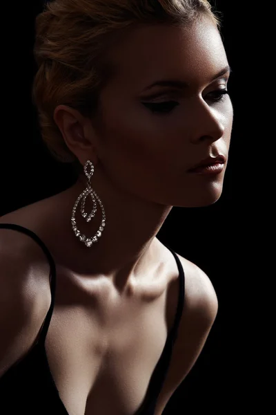 Luksusowy model kobiety, eleganckiej biżuterii mody, dekolt — Zdjęcie stockowe