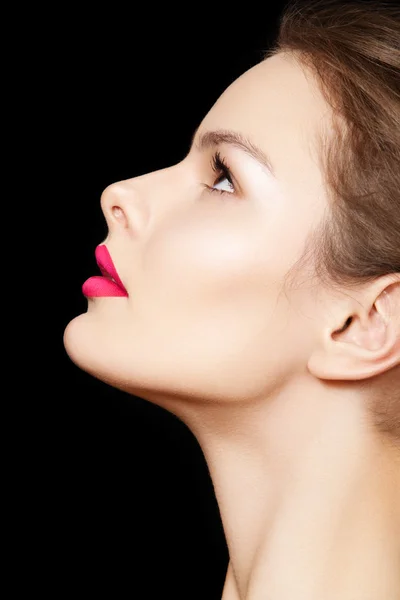 Vista lateral close-up de beleza com pele limpa e maquiagem brilhante — Fotografia de Stock