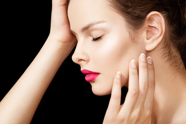 Sidan närbild av skönhet med ren hud & ljusa make-up — Stockfoto