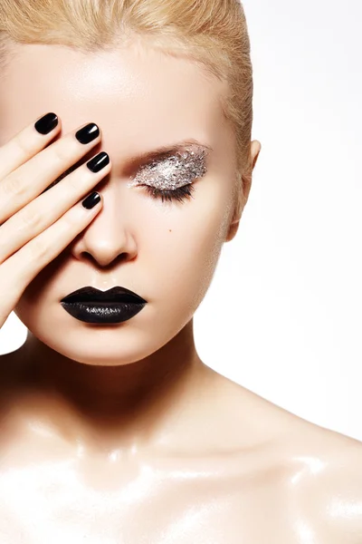 High fashion stijl, manicure, cosmetica en make-up. donkere lippen make-up — Stockfoto