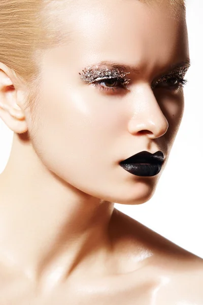 Vysoce módní styl, manikúru, kosmetiku a make-up. tmavé rty make-up — Stock fotografie
