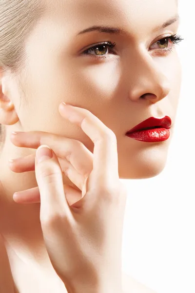 Şehvetli kadın modeli moda parlak kırmızı dudaklar makyajlı portresi — Stok fotoğraf