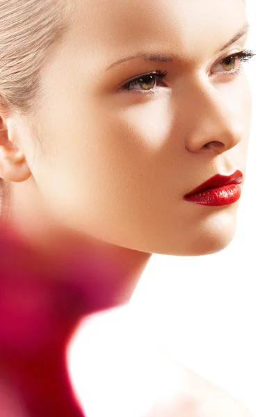 Schoonheid portret van mooie vrouw model met mode heldere rode lippen make-up — Stockfoto